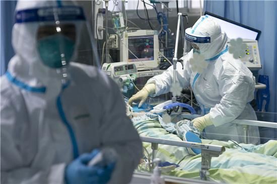 Nữ y tá hỗ trợ Vũ Hán giữa dịch Corona: Làm liên tục từ đêm giao thừa