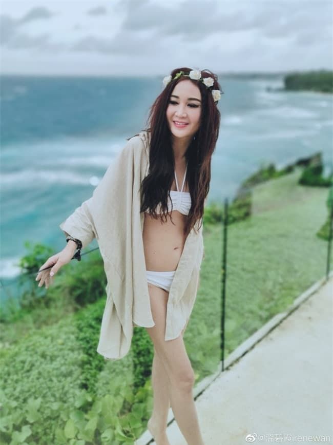 Ôn Bích Hà tiếp tục gây sốt với loạt ảnh diện bikini ở tuổi 53