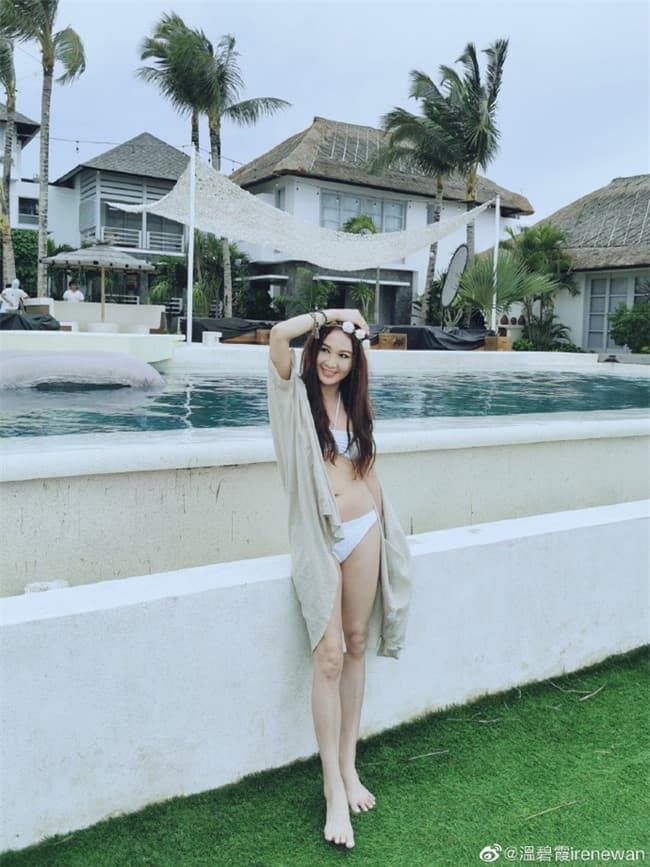 Ôn Bích Hà tiếp tục gây sốt với loạt ảnh diện bikini ở tuổi 53