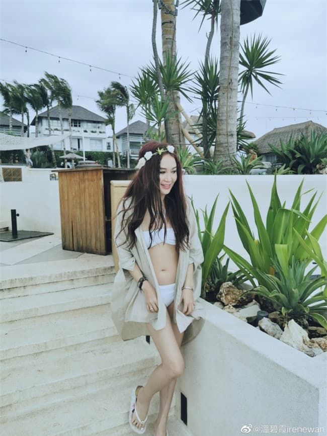 Ôn Bích Hà tiếp tục gây sốt với loạt ảnh diện bikini ở tuổi 53
