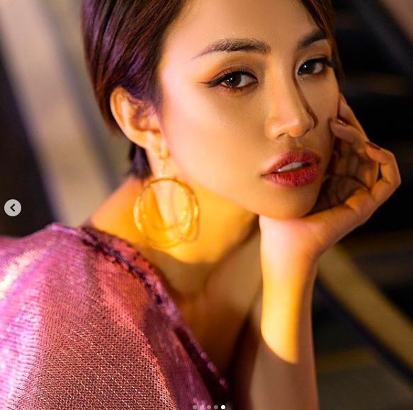 Pha tạo dáng dựa dẫm sexy mém xỉu của Thiên Nga