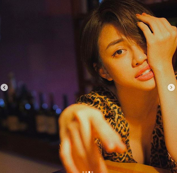 Pha tạo dáng dựa dẫm sexy mém xỉu của Thiên Nga