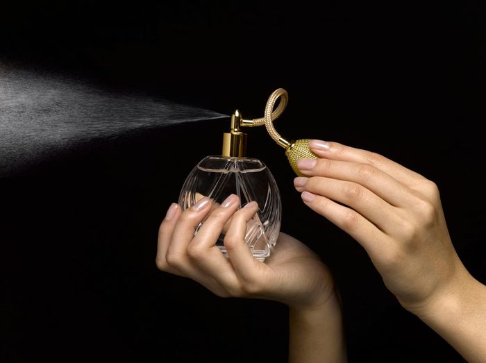 Phân biệt nước hoa thật – giả: Bạn cần chú ý bao bì, màu nước hoa