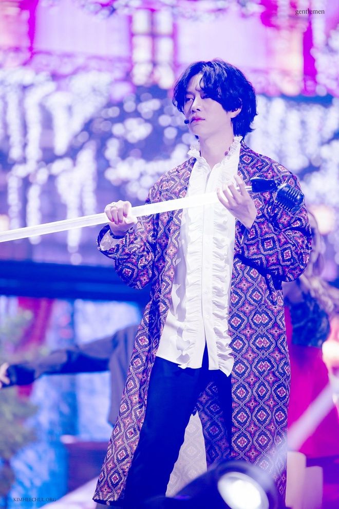 Phong cách thời trang sặc sỡ của thánh lầy Kpop Kim Heechul