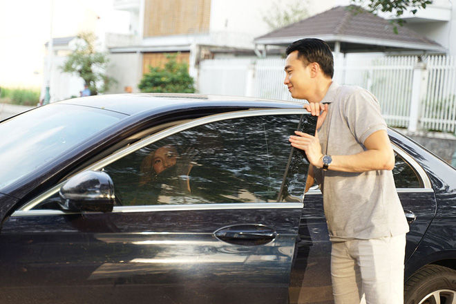 Quốc Trường ngại ngùng khi bị bắt gặp dựa vào chân Midu ngủ gục