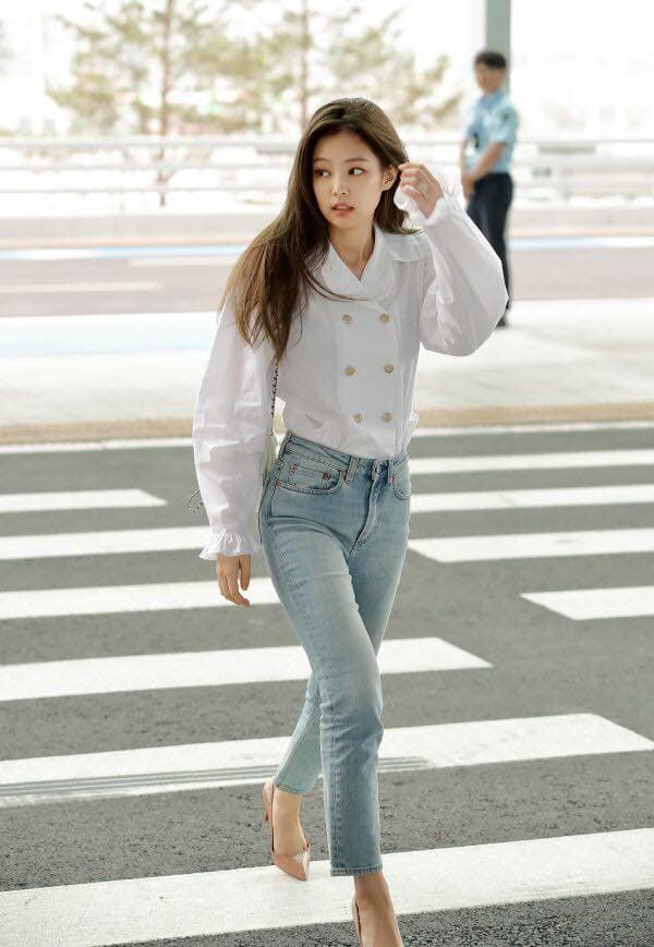 Sao Hàn diện jeans bó sát: Jisoo, Jennie khoe body chuẩn đẹp, ấn tượng