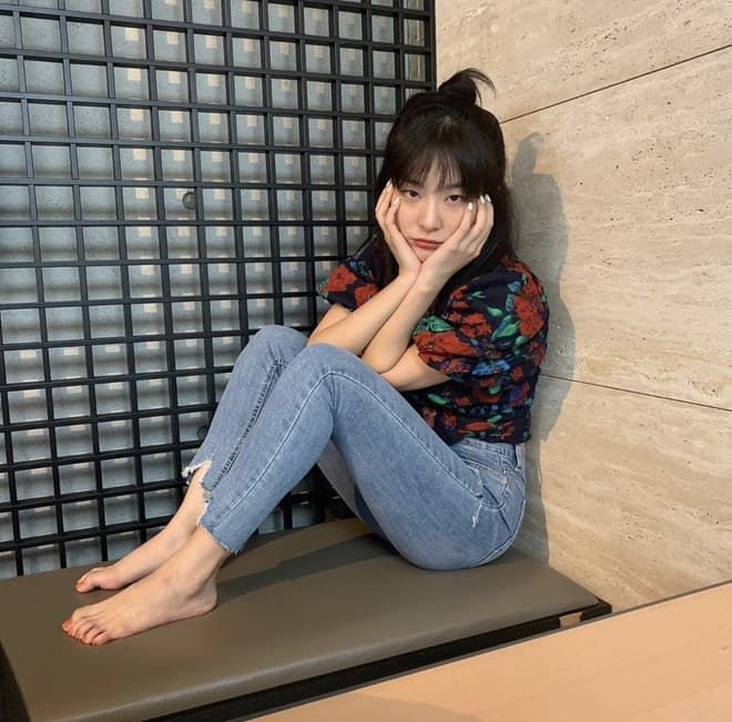 Sao Hàn diện jeans bó sát: Jisoo, Jennie khoe body chuẩn đẹp, ấn tượng