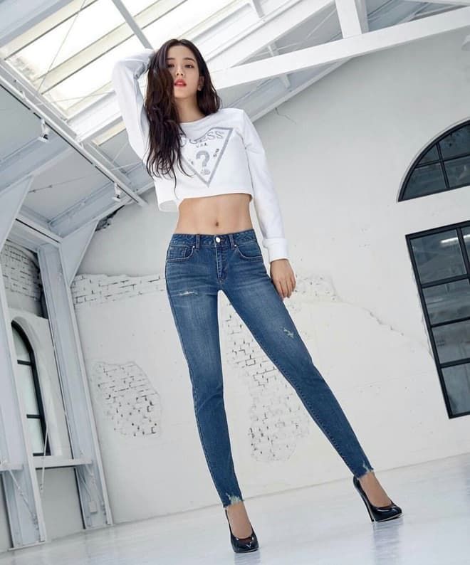 Sao Hàn diện jeans bó sát: Jisoo, Jennie khoe body chuẩn đẹp, ấn tượng
