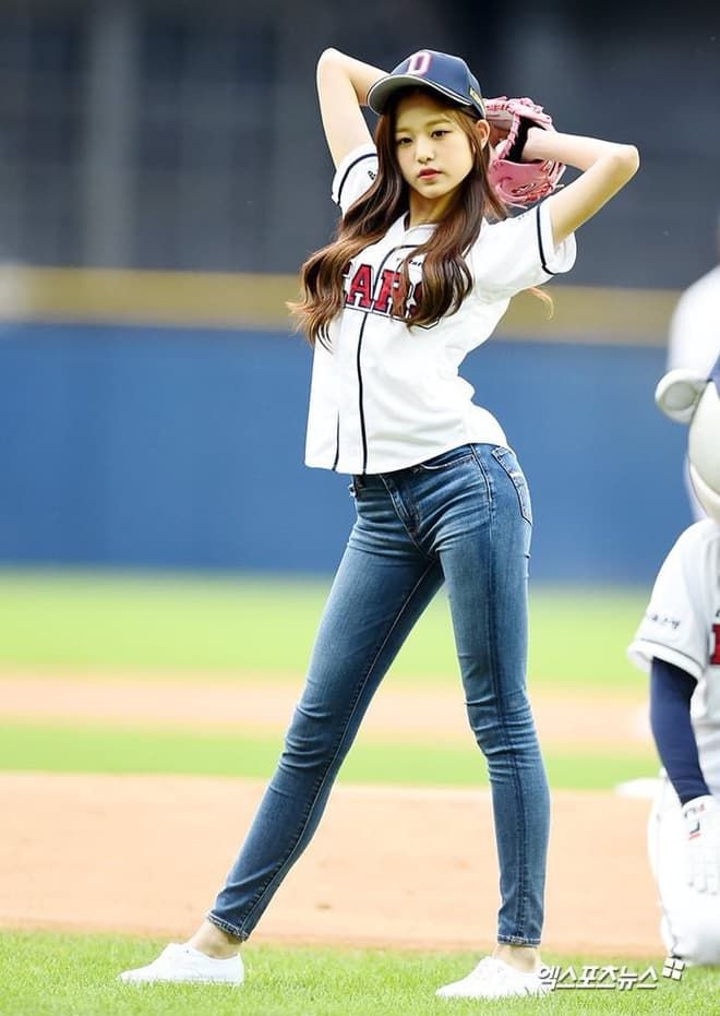 Sao Hàn diện jeans bó sát: Jisoo, Jennie khoe body chuẩn đẹp, ấn tượng