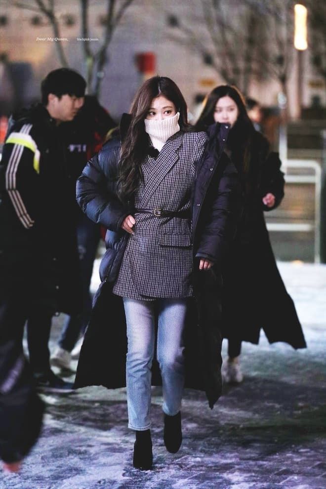 Sao Hàn diện jeans bó sát: Jisoo, Jennie khoe body chuẩn đẹp, ấn tượng