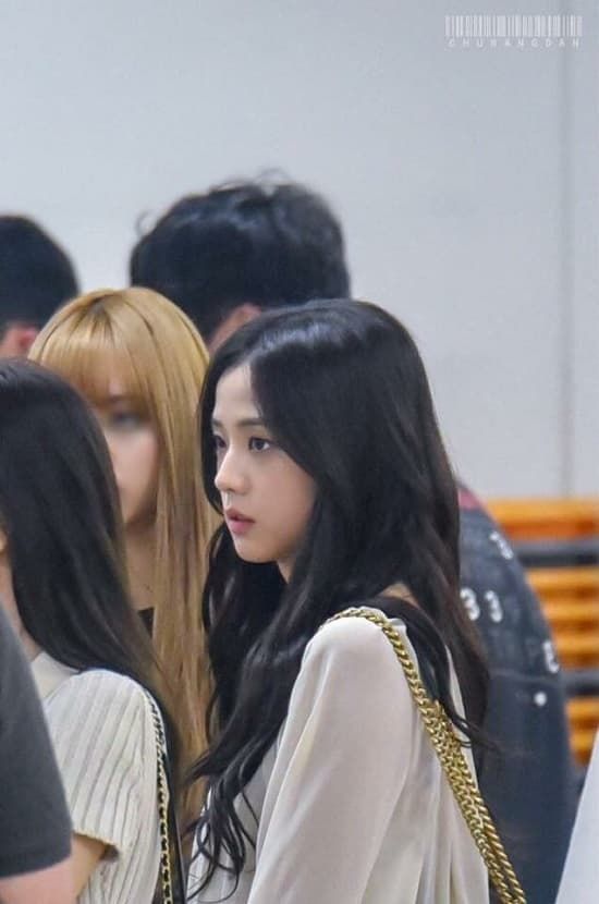 Sao Kbiz qua camera chụp vội: Jisoo, Yoona vẫn xứng đẳng cấp nữ thần