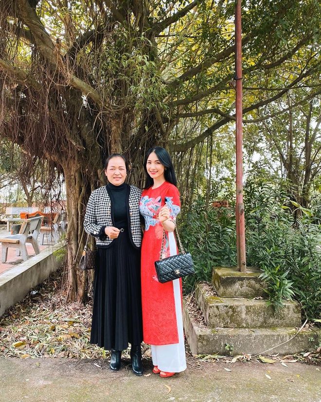 Sao Việt chụp ảnh Tết với mẹ: Mẹ Hòa Minzy sành điệu, trẻ trung