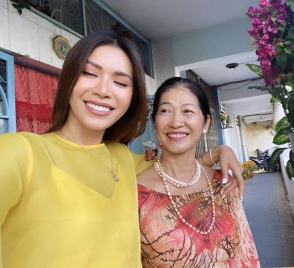 Sao Việt chụp ảnh Tết với mẹ: Mẹ Hòa Minzy sành điệu, trẻ trung