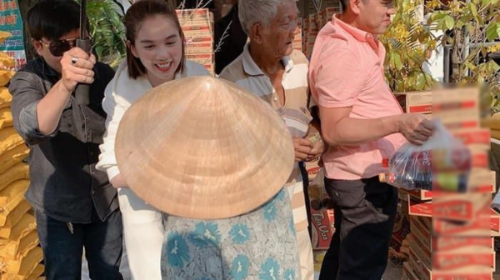 Sao Việt ngày giáp Tết: Ngọc Trinh làm từ thiện, Hoài Linh bán trầm