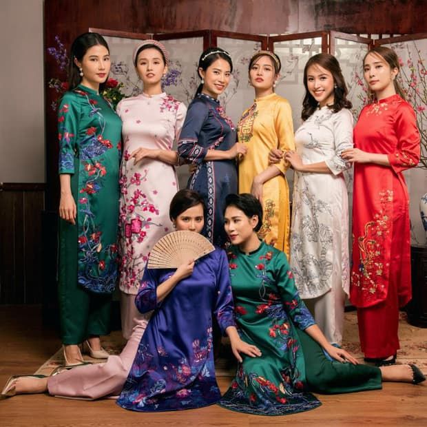 Sao Việt ngày giáp Tết: Ngọc Trinh làm từ thiện, Hoài Linh bán trầm