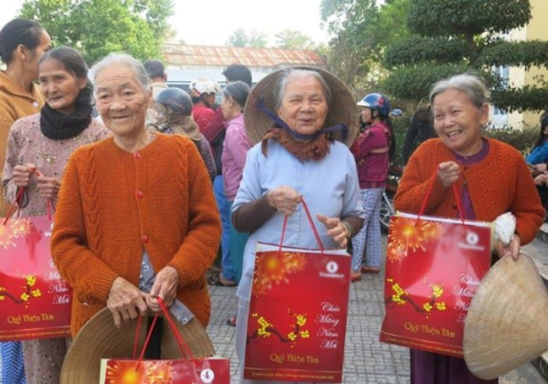 Sao Việt ngày giáp Tết: Ngọc Trinh làm từ thiện, Hoài Linh bán trầm