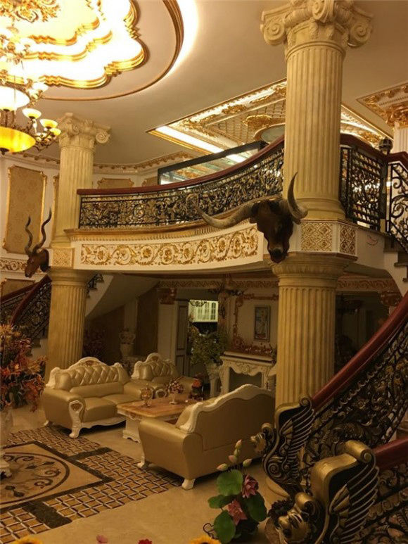 Nghệ sĩ báo hiếu: Thủy Tiên tặng nhà, Quốc Trường biệt thự 25 tỷ