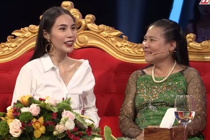 Nghệ sĩ báo hiếu: Thủy Tiên tặng nhà, Quốc Trường biệt thự 25 tỷ