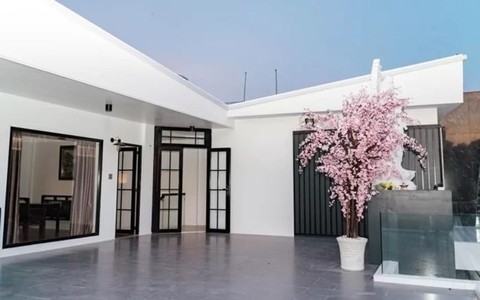 Nghệ sĩ báo hiếu: Thủy Tiên tặng nhà, Quốc Trường biệt thự 25 tỷ