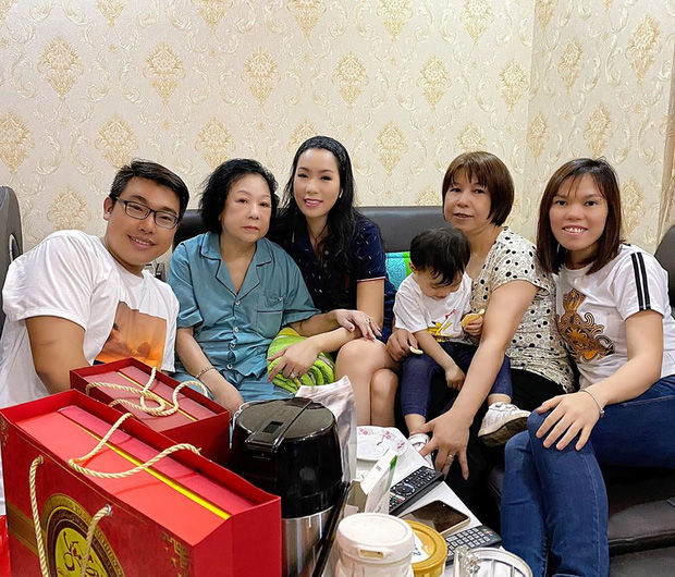 Sao Việt nô nức ngày Tết: Erik bồi hồi trên chuyến bay về quê