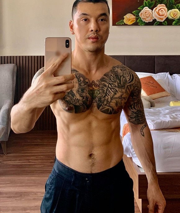 Ảnh hot Sao Việt: Angela Phương Trinh làm lá gói bánh chưng