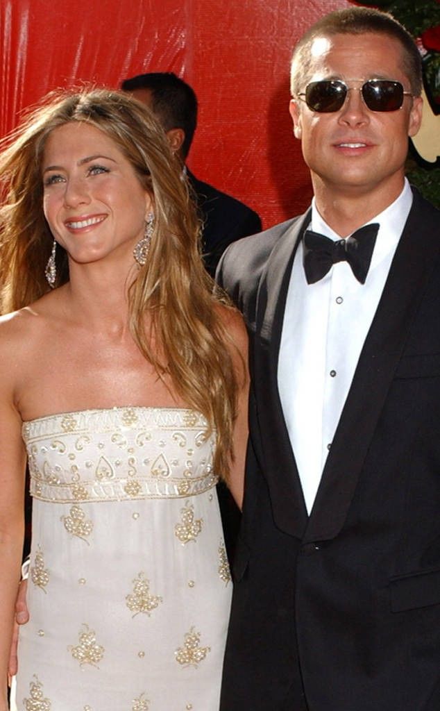 Sau 15 năm ly hôn, Brad Pitt và Jennifer Aniston nắm tay tại sự kiện
