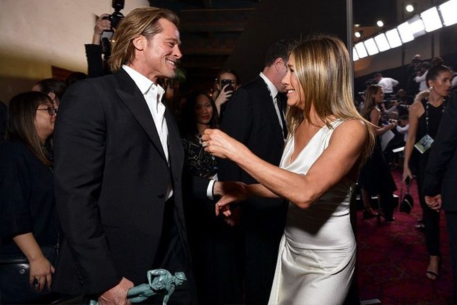 Sau 15 năm ly hôn, Brad Pitt và Jennifer Aniston nắm tay tại sự kiện