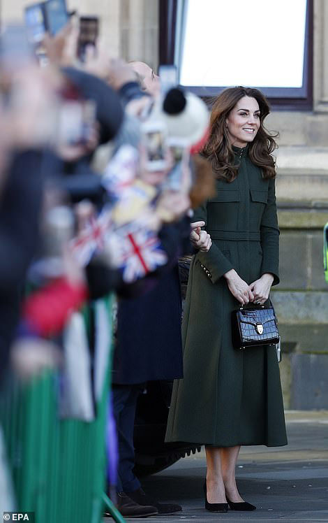 Lần đầu lộ diện sau cú sốc hoàng gia: Meghan giản dị bất ngờ