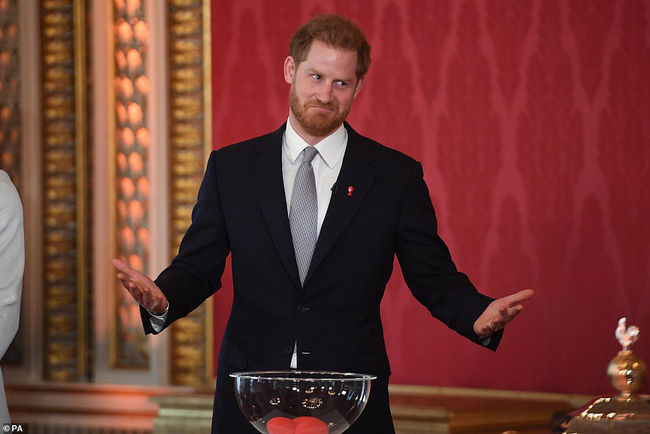 Lần đầu lộ diện sau cú sốc hoàng gia: Meghan giản dị bất ngờ