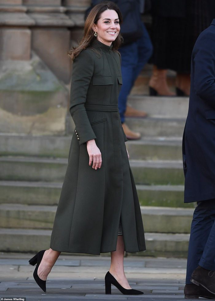 Lần đầu lộ diện sau cú sốc hoàng gia: Meghan giản dị bất ngờ