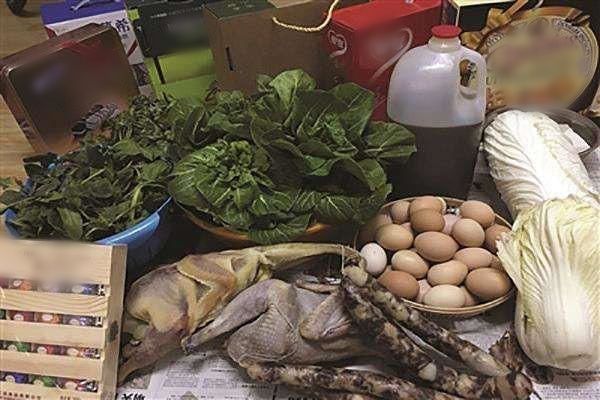 Sau Tết, dân tình tay lỉnh kỉnh quà quê bố mẹ cho mang lên thành phố