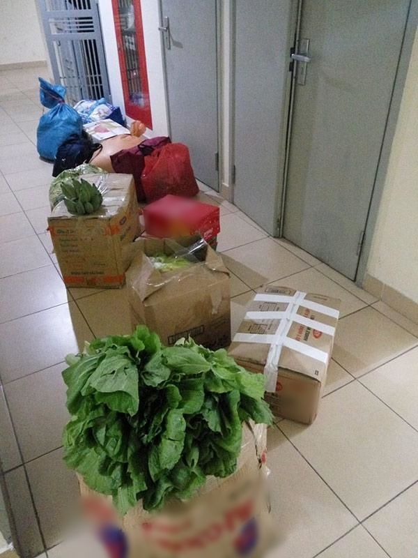 Sau Tết, dân tình tay lỉnh kỉnh quà quê bố mẹ cho mang lên thành phố