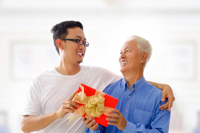 Chia tay vì bị cắm sừng, chàng trai vẫn qua nhà người yêu cũ chúc Tết