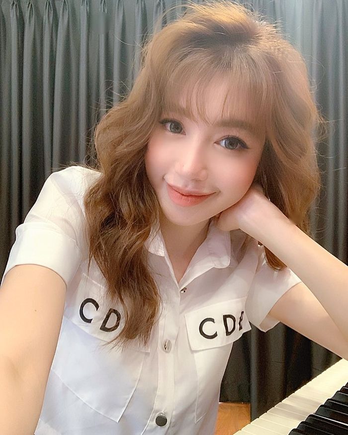 Sở hữu gương mặt baby nhưng Midu, Elly Trần lại có thân hình gợi cảm