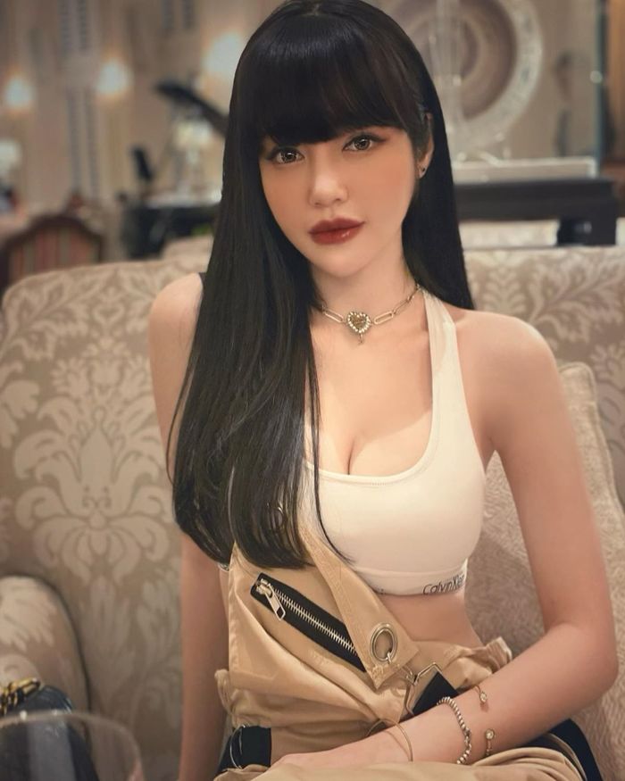 Sở hữu gương mặt baby nhưng Midu, Elly Trần lại có thân hình gợi cảm