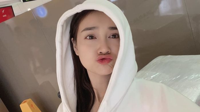Sở hữu gương mặt baby nhưng Midu, Elly Trần lại có thân hình gợi cảm