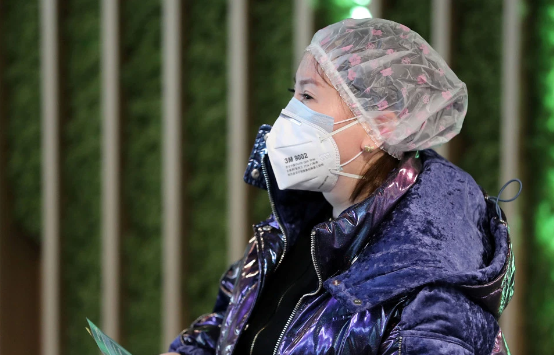 Sợ lây nhiễm virus Corona, nhiều người đội cả túi nilong, chai nhựa