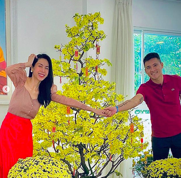Sơn Tùng khoe ảnh điển trai từ nhỏ, Phạm Hương bế con bên siêu xe