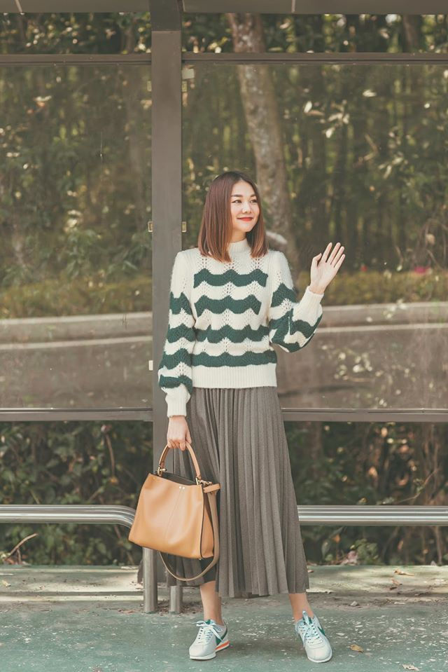 Sơn Tùng khoe ảnh điển trai từ nhỏ, Phạm Hương bế con bên siêu xe