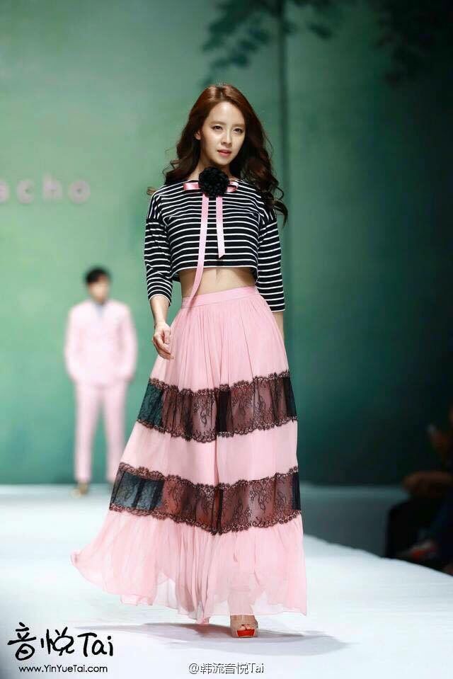 Song Ji Hyo ăn mặc như idol: Fan Đảm bảo làm visual luôn