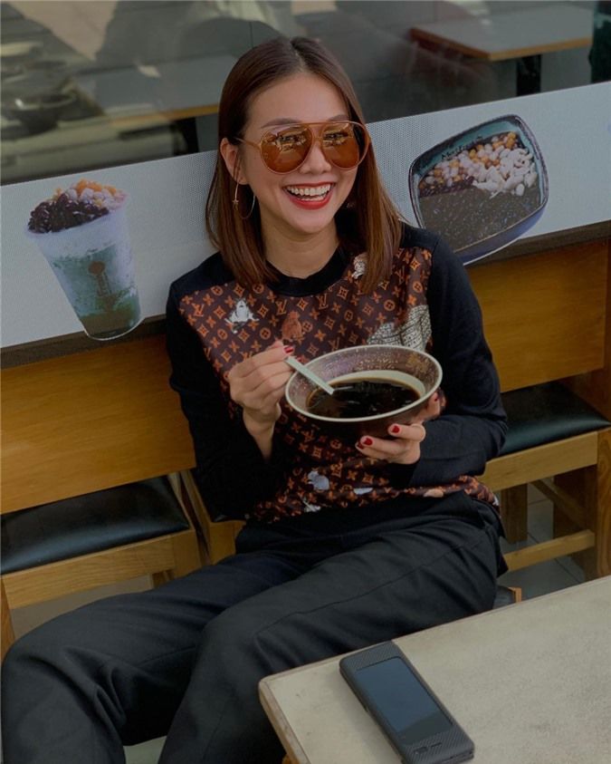 Street style sao Việt tuần giáp Tết: Chi Pu diện combo hồng cực gắt