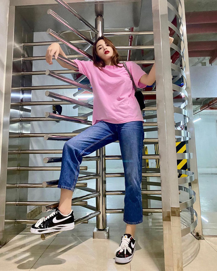 Street style sao Việt tuần giáp Tết: Chi Pu diện combo hồng cực gắt