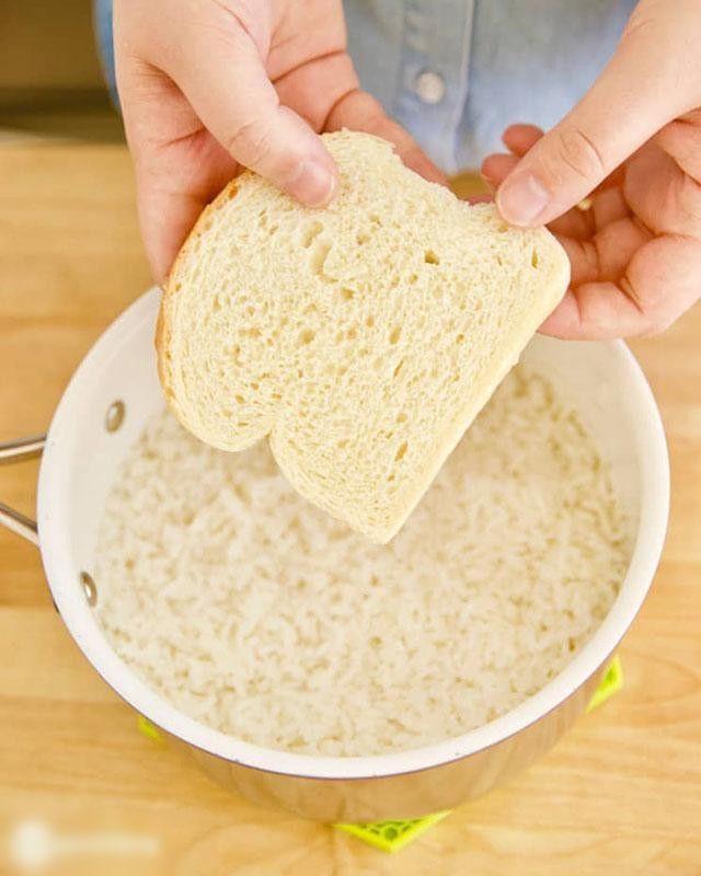 Cho thêm nước nóng hoặc dùng bánh mì để cơm không bị sống, nhão