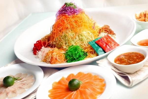 Món ăn may mắn ngày Tết: Việt Nam khổ qua, Hàn Quốc canh bánh gạo