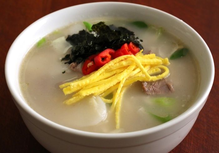 Món ăn may mắn ngày Tết: Việt Nam khổ qua, Hàn Quốc canh bánh gạo
