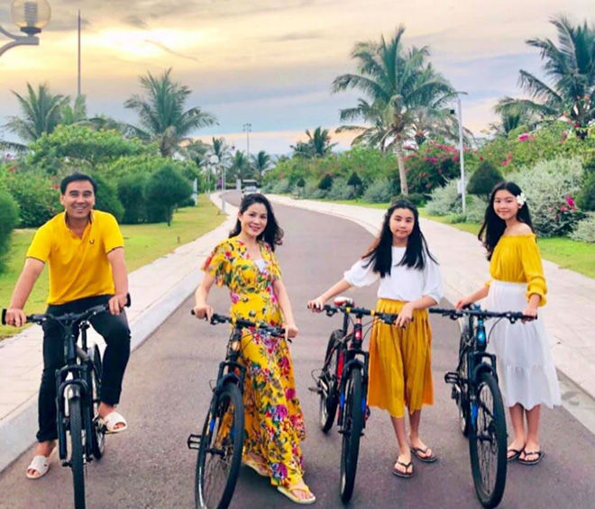 Nhan sắc xinh đẹp của hai cô công chúa nhà MC Quyền Linh