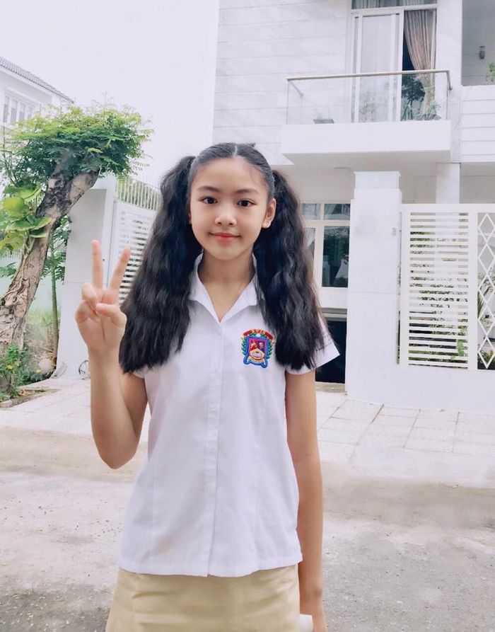 Nhan sắc xinh đẹp của hai cô công chúa nhà MC Quyền Linh
