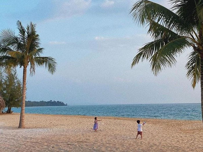 Tết Dương lịch 2020: Hà Tăng đi biển, Hoàng Oanh du lịch Châu Âu