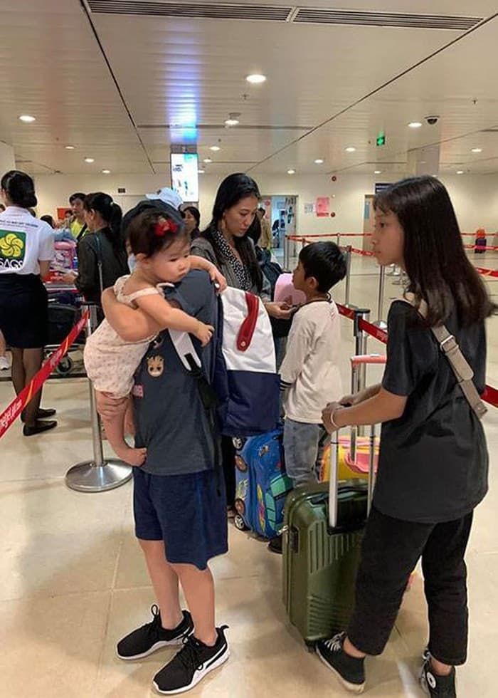 Tết Dương lịch 2020: Hà Tăng đi biển, Hoàng Oanh du lịch Châu Âu