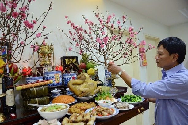 Theo phong thủy: Nên thắp hương theo số lẻ, không dùng miệng thổi